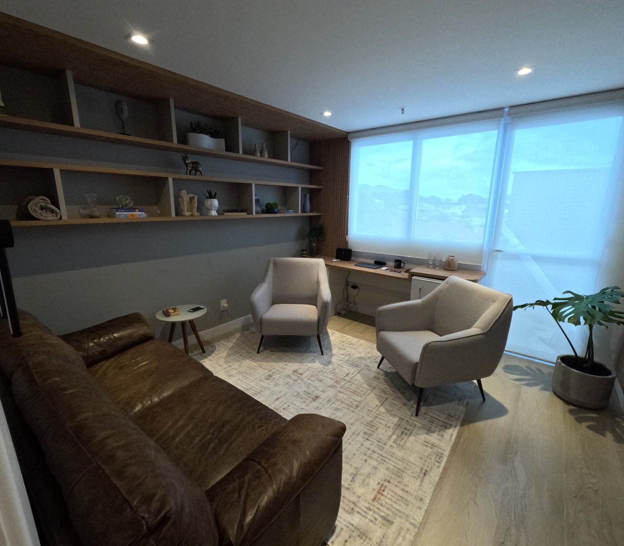 Sala de terapia do Espaço Evolue com poltronas e vista panorâmica