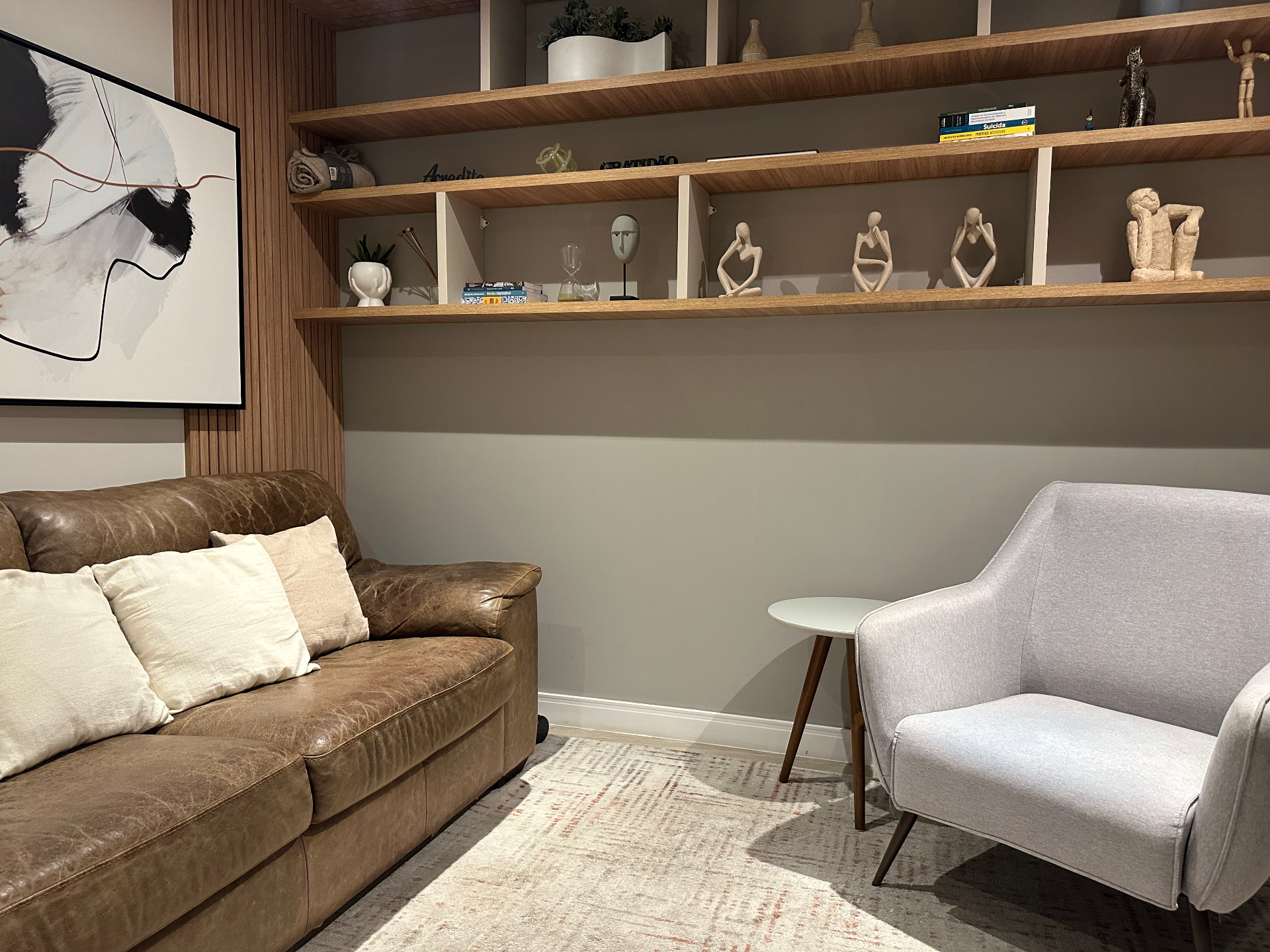 Sala de terapia do Espaço Evolue com poltronas e vista panorâmica
